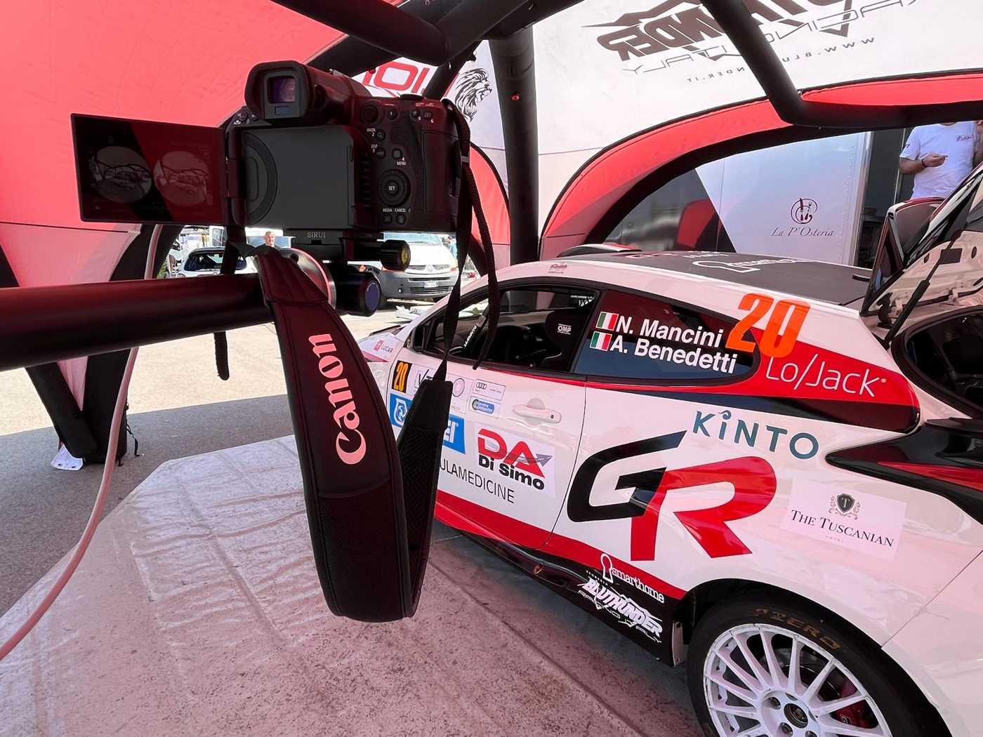 La camera sul roll bar di un'auto da rally